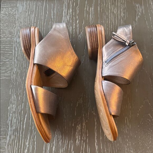 Sofft Shoes - Sofft Gray Pewter Leather Women's Sandals Open Toe Zip Closure Comfy Shoes 7.5